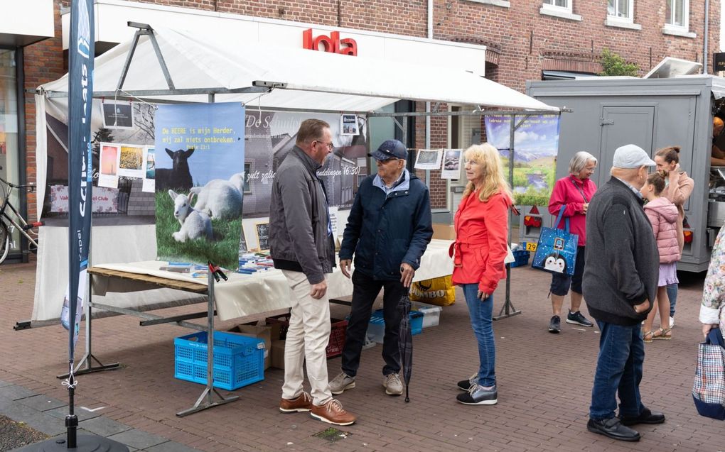 Evangelist Henk ter Maaten (l.) staat elke dinsdagmorgen met een kraam op de markt in het Limburgse Horst. beeld RD, Anton Dommerholt