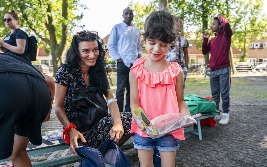 De organisatie Kinderhulp deelde zomerpretpakketten uit aan kinderen die opgroeien in armoede. beeld ANP, Jeroen Jumelet