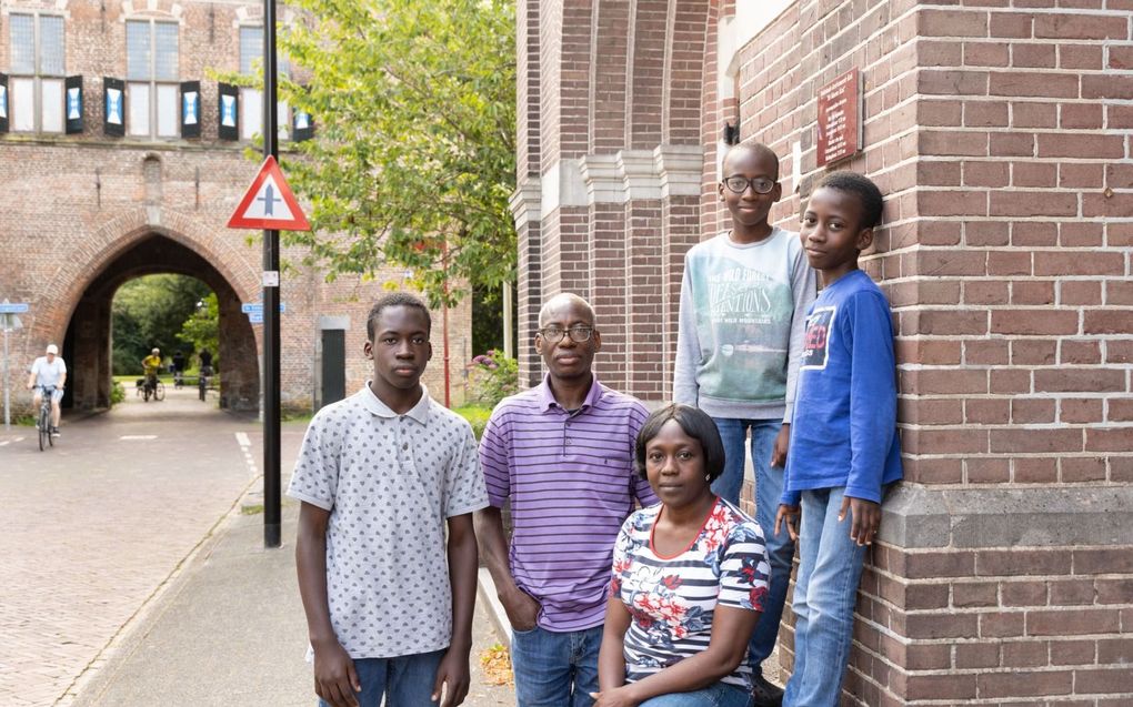 Ds. Olufemi Popoola verblijft met zijn vrouw Adebisi en hun drie zonen tijdelijk aan de Broederweg in Kampen. beeld RD, Anton Dommerholt