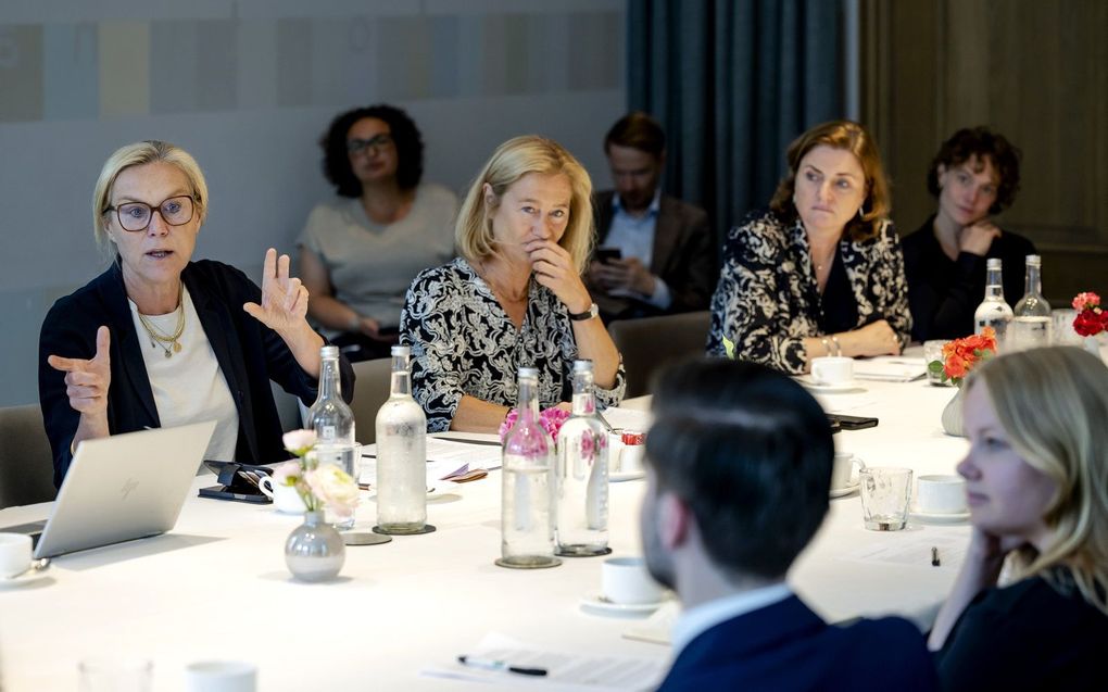 Sigrid Kaag (minister van Financien), Micky Adriaansens, (minister van Economische Zaken en Klimaat) en Karien van Gennip (minister van Sociale Zaken en Werkgelegenheid) tijdens een open Catshuissessie met nieuwe economen. beeld ANP, Robin van Lonkhuijsen