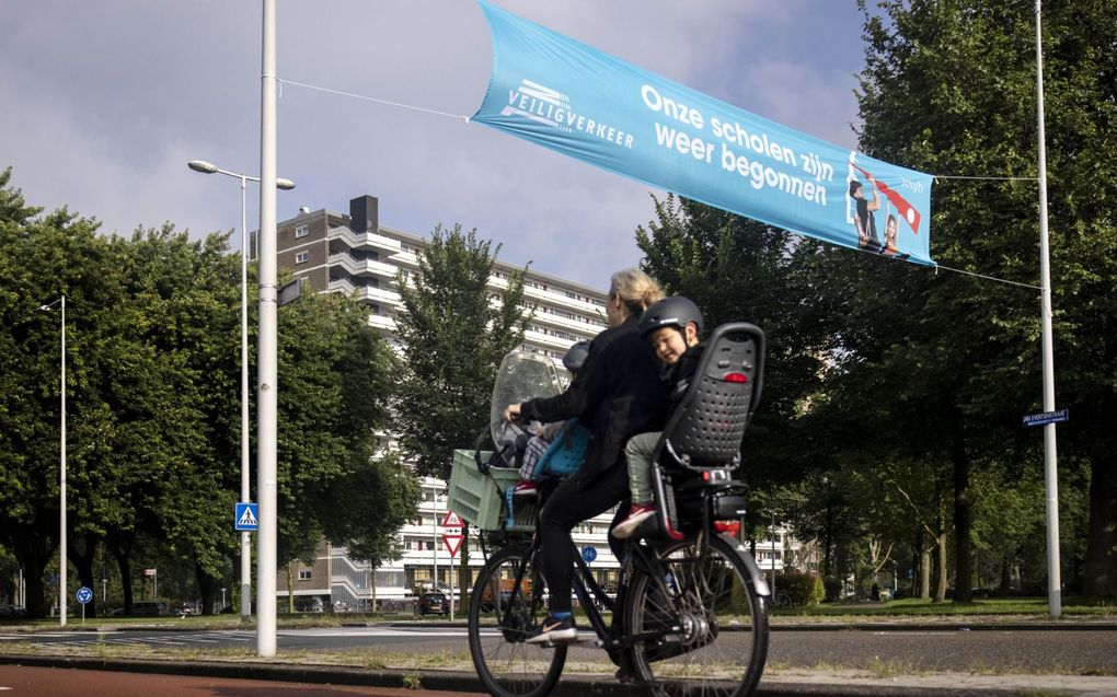 Maandag gaat de jaarlijkse campagne ”Onze scholen zijn weer begonnen” van start. Die moet automobilisten erop attenderen niet te hard te rijden. beeld ANP, Ramon van Flymen