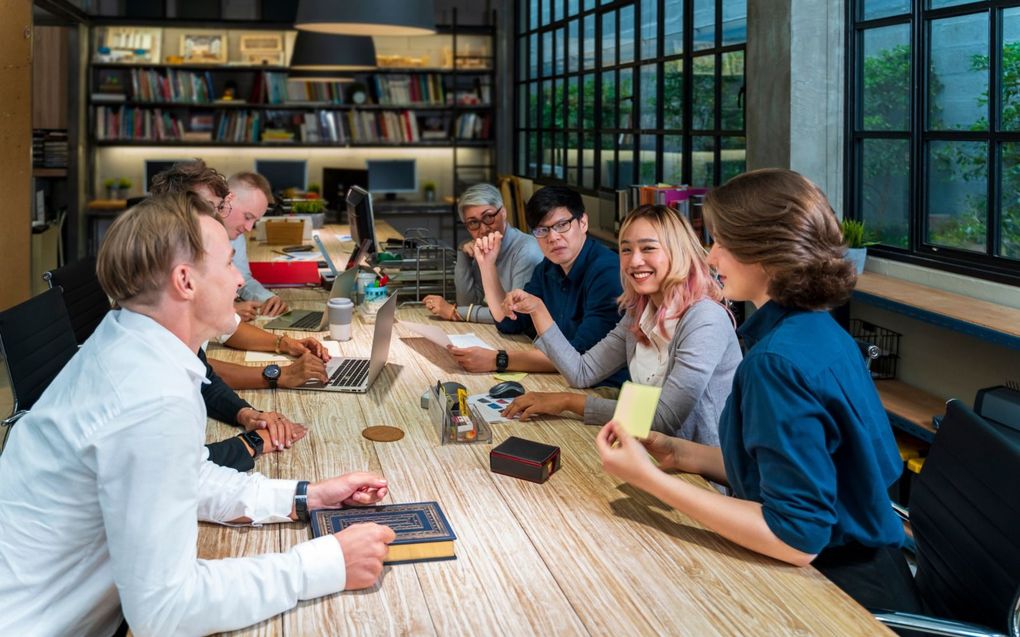 „In je persoon-zijn kun je alleen groeien door interactie met andere mensen, waarbij de een de ander aanvult, compenseert en versterkt.” beeld iStock