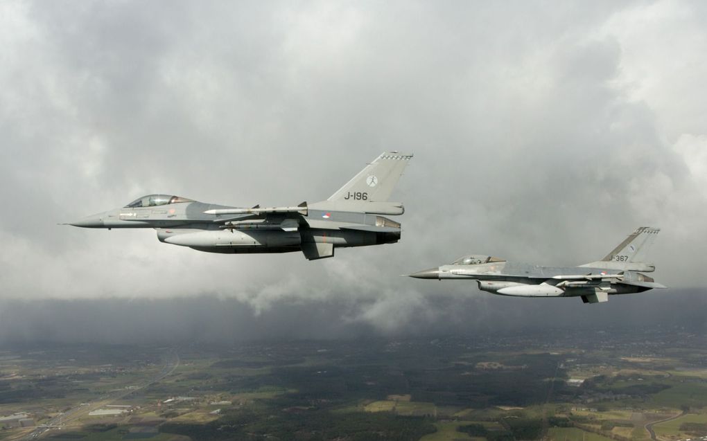 Twee F-16’s van de Koninklijke Luchtmacht op patrouille. beeld Mediacentrum Defensie