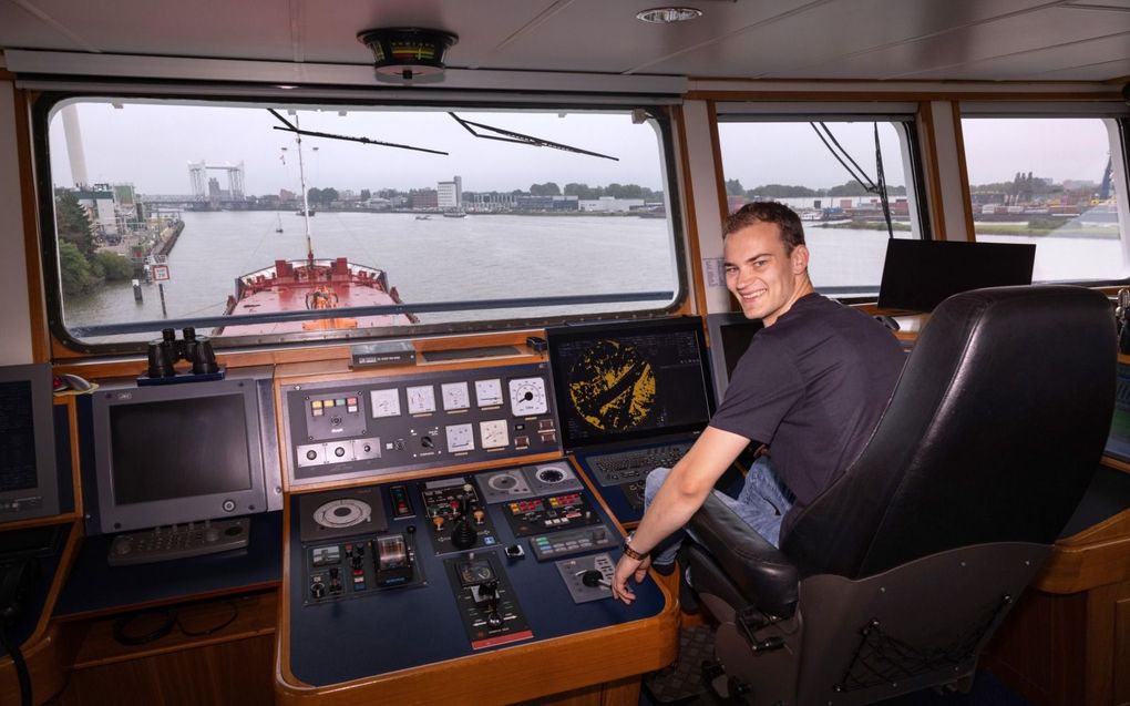 Eerste stuurman Jaap-Willem Meijer op de brug van de Liamare die vrijdagmorgen lag aangemeerd in Zwijndrecht. beeld Dirk Hol