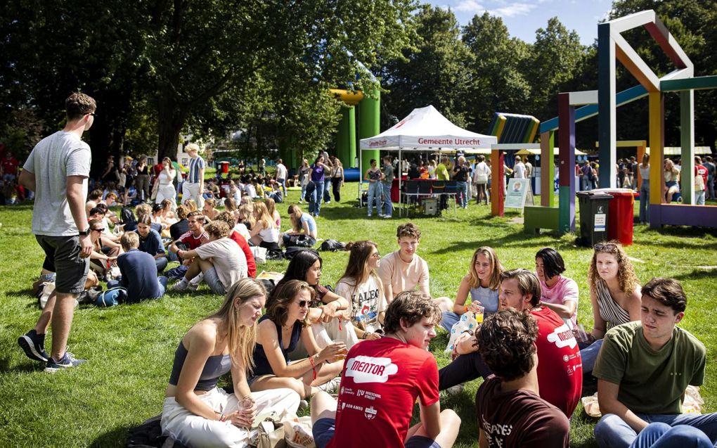 Eerstejaarsstudenten tijdens de introductieweek in Utrecht. Veel studenten die in september starten met hun opleiding, zijn nog op zoek naar een kamer. beeld ANP, Ramon van Flymen