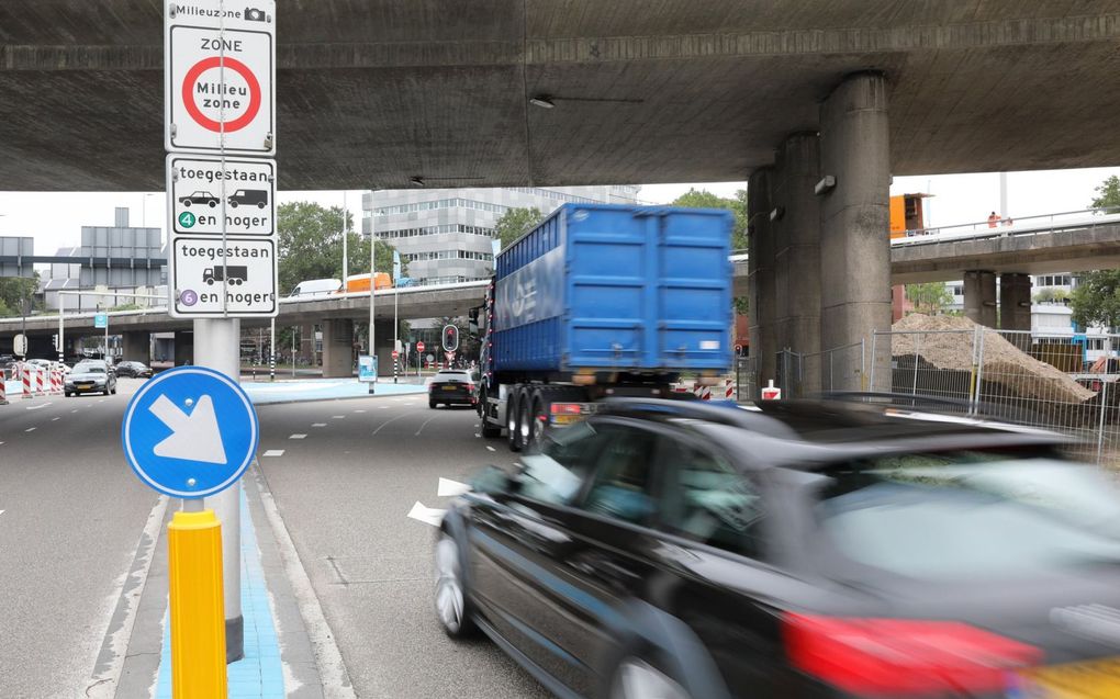 Arnhem is een van de steden die op dit moment al een milieuzone heeft, waarbij het verboden is met om met verouderde dieselvoertuigen onder emissieklasse vier (busjes en personenauto’s) en zes (vrachtwagens) de binnenstad in te komen. De emissieklasse van een voertuig is te controleren door een kentekencheck te doen op milieuzones.nl. beeld VidiPhoto