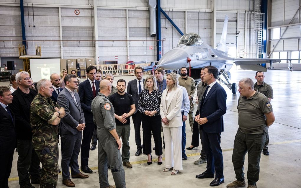 De Oekraiense president Volodymyr Zelensky bekijkt de F16's in een hangar tijdens een bezoek aan vliegbasis Eindhoven. beeld ANP, ROB ENGELAAR