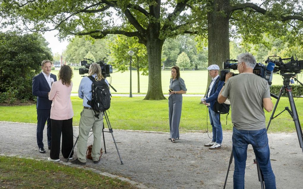 Pieter Omtzigt tijdens een gesprek met de media in Enschede na zijn aankondiging met een eigen partij, Nieuw Sociaal Contract, mee te gaan doen aan de verkiezingen voor de Tweede Kamer. beeld ANP, Vincent Jannink