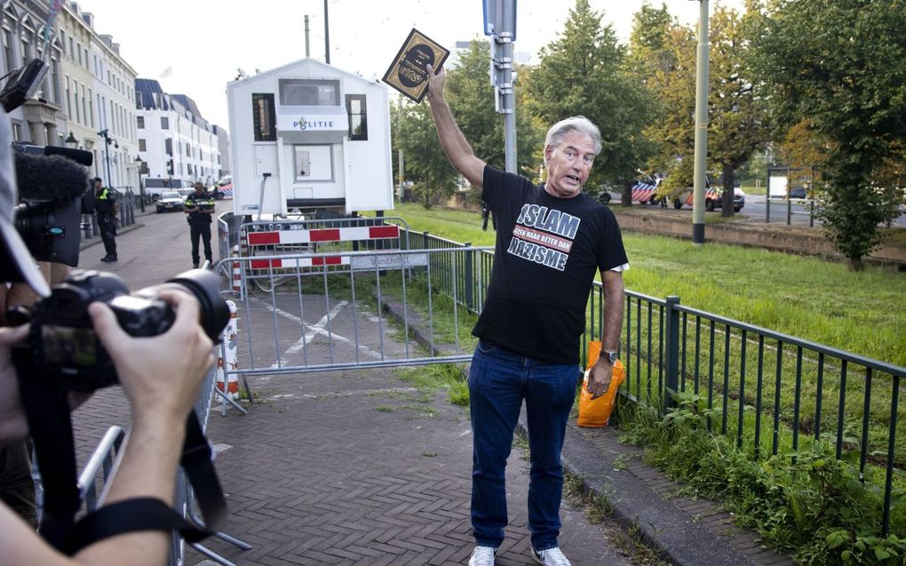 Pegida-voorman Edwin Wagensveld verscheurt een koran tijdens een protest van anti-islambeweging Pegida voor de Turkse ambassade. Koranverbrandingen in Denemarken en Zweden zorgden daar voor veel maatschappelijke onrust. beeld ANP, Ramon van Flymen