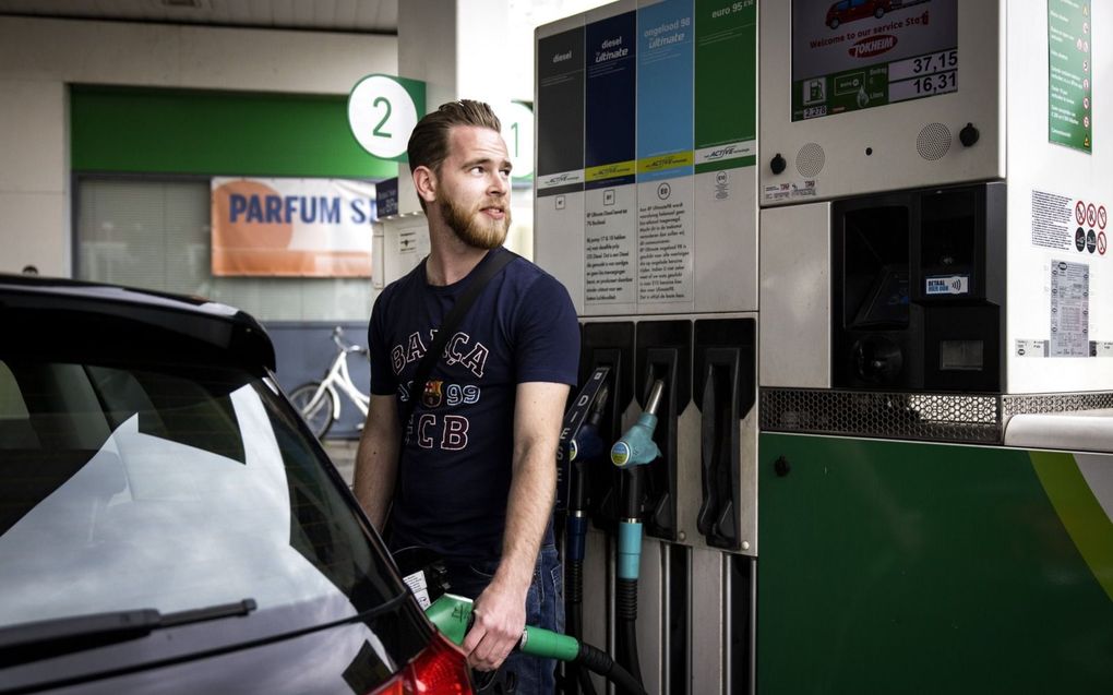 Zonder ingrepen van het kabinet zal het tanken vanaf 1 januari fors duurder worden voor automobilisten. beeld ANP, Ramon van Flymen