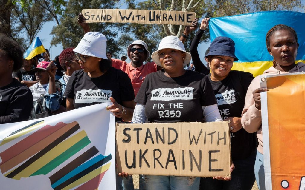 Demonstranten in Johannesburg tonen zich solidair met Oekraïne. Tijdens de Brics-top verdedigde de Russische president Vladimir Poetin, aanwezig via video, de strijd tegen zijn buurland. beeld  EPA, Yeshiel Panchina