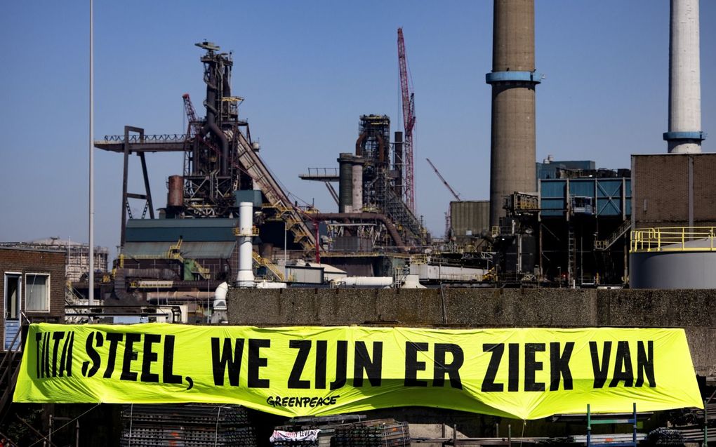 Omwonenden en klimaatactivisten protesteren tegen de uitstoot van Tata Steel. beeld ANP, Ramon van Flymen