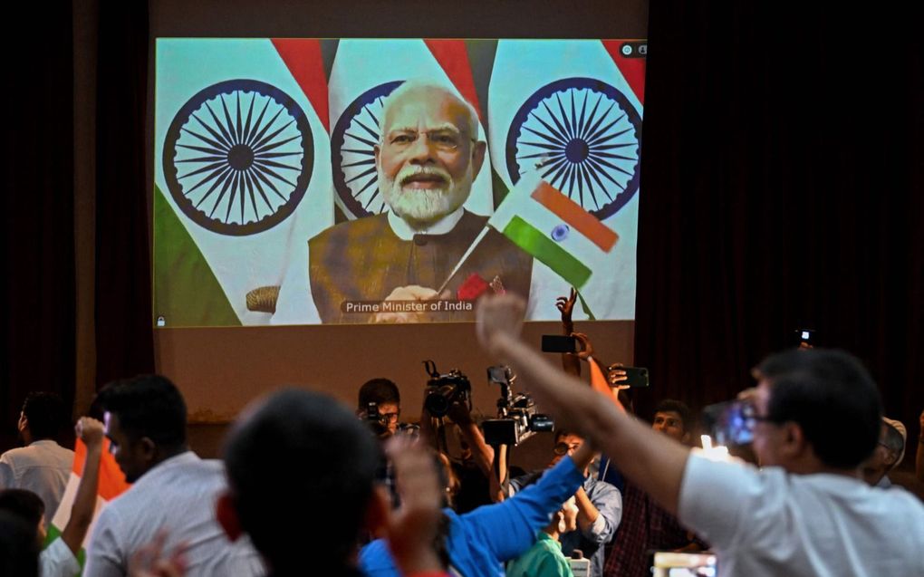 Vreugde bij de Indiase ruimtevaartorganisatie ISRO na de succesvolle maanlanding woensdag. beeld AFP, Punit Paranjpe