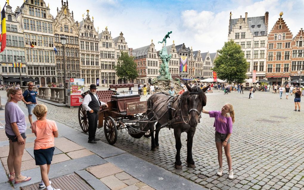 Een koetsier, met bolhoed, wacht op klandizie. beeld RD, Anton Dommerholt