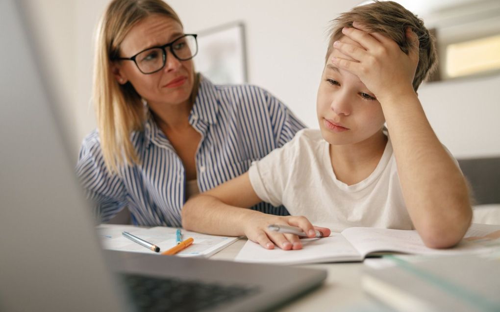 „Leerprestaties in het voortgezet onderwijs nemen mede af omdat steeds meer leerlingen door druk van hun (hoogopgeleide) ouders op een niveau zitten dat voor hen te hoog is gegrepen.” beeld iStock