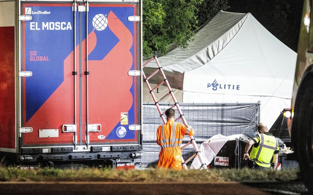 De Spaanse vrachtwagen die bij het drama in Zuidzijde betrokken was. beeld ANP, Jeffrey Groeneweg