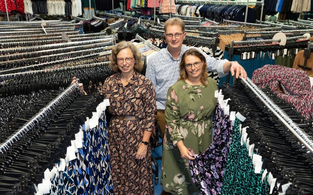 Petra, Pieter en Annette (v.l.n.r.) poseren in de loods in Krimpen aan den IJssel. Vanuit deze locatie worden onder meer de bestellingen verstuurd die via de webshop zijn gedaan. beeld RD, Anton Dommerholt