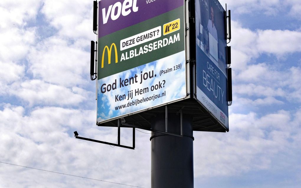 Een reclamebord langs de snelweg A15 verwijst naar Psalm 139. beeld Dirk Hol