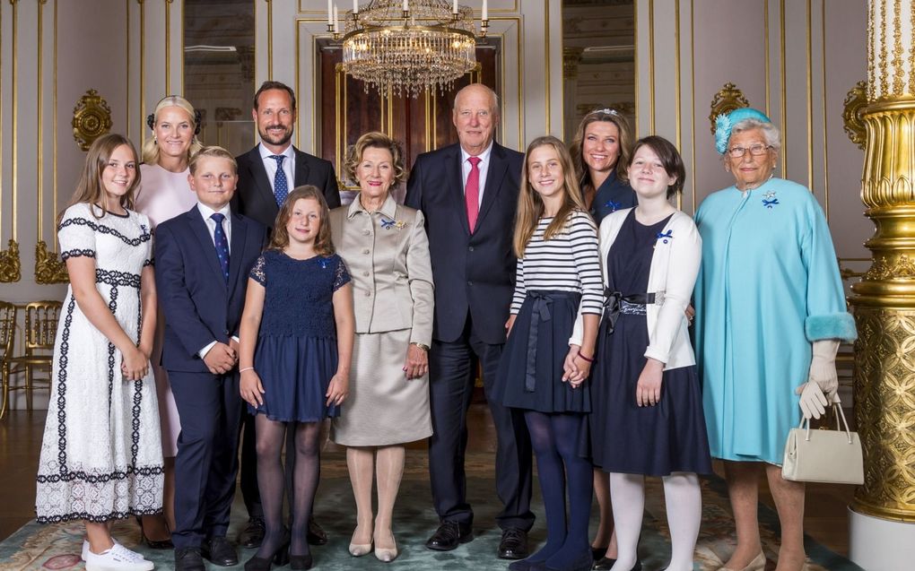 Met kinderen en kleinkinderen bij het 50-jarig huwelijk in 2018. Rechts prinses Astrid, oudere zus van koning Harald. Zij trad op als ”first lady” van het overlijden van haar moeder in 1954 tot de komst van kroonprinses Sonja in 1968. beeld EPA, Junge Heiko