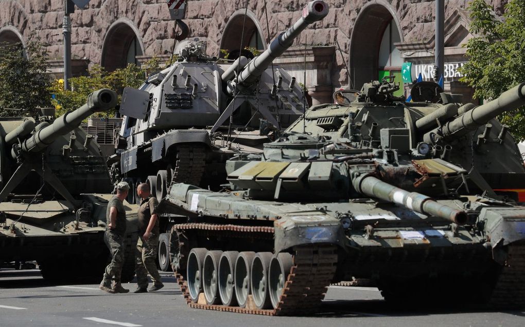 Oekraïne exposeert veroverde Russische tanks en pantservoertuigen in Kyiv. beeld EPA, Sergei Dolzhenko