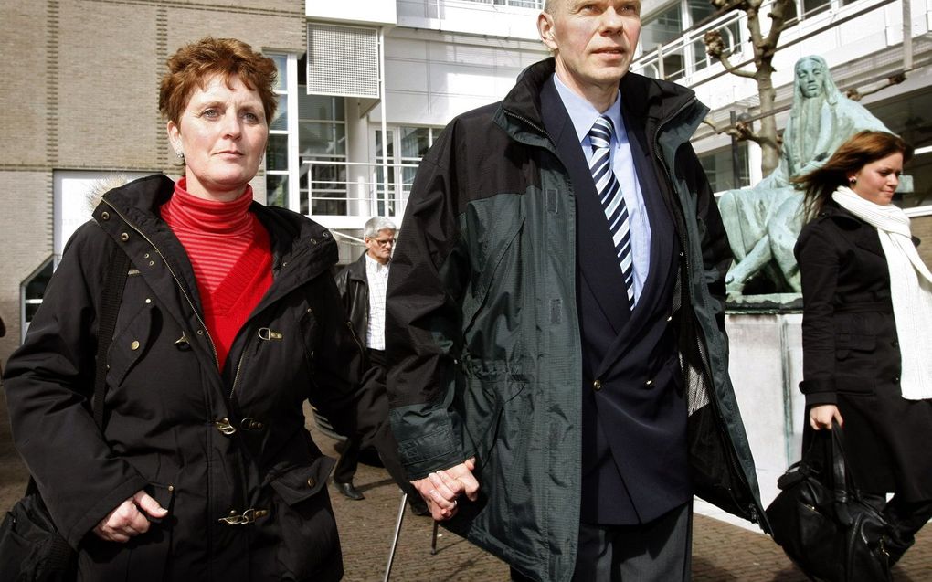 Ernst Louwes (r), veroordeeld in de Deventer moordzaak, samen met zijn echtgenote voor het gebouw van de Hoge Raad in Den Haag. beeld ANP, MARCEL ANTONISSE