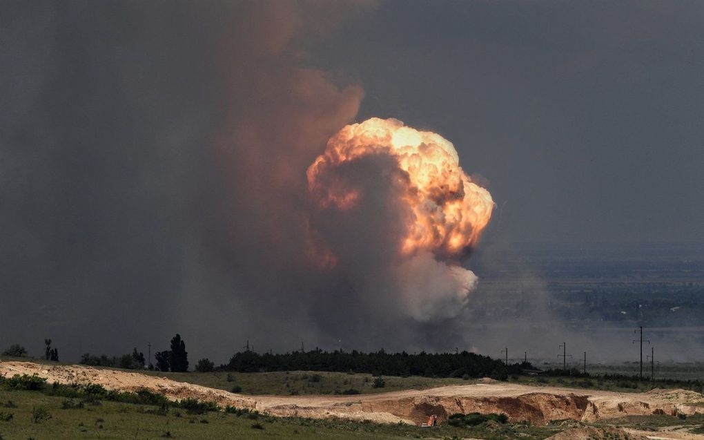 Vuurzee nadat een munitiedepot op de Krim is geraakt, juli 2023. beeld AFP, Viktor KOROTAYEV / Kommersant Photo