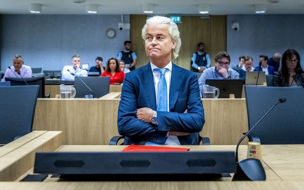 PVV-leider Geert Wilders woont dinsdag de strafzaak bij in de rechtbank van Schiphol tegen de Pakistaanse cricketspeler Khalid Latif. beeld ANP, REMKO DE WAAL