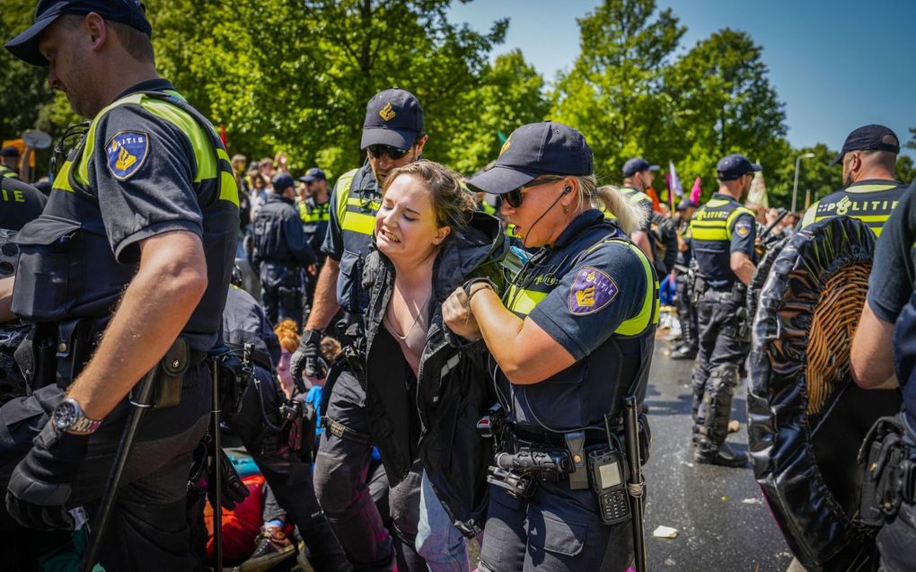 Politie voert XR-demonstrant af bij eerdere blokkade van de A12. beeld ANP, Phil Nijhuis