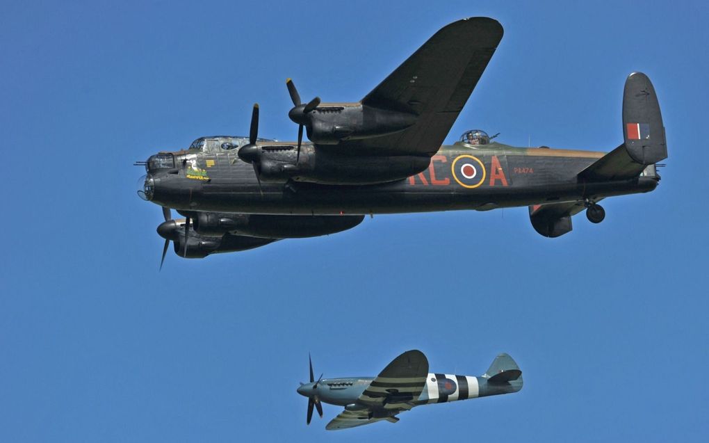 Een van de weinige Lancasters die nog kan vliegen. Een toestel van dit type wordt vanaf 4 september geborgen in het IJsselmeer. beeld AFP, Guillaume Souvant