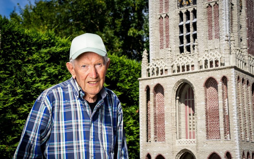 Miniatuurbouwer Chris van der Sman maakte een 5,63 meter hoge replica van de Domtoren in Utrecht. beeld Cees van der Wal