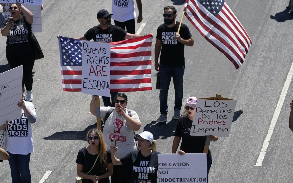 Protest voor meer zeggenschap van ouders over het schoolcurriculum en tegen lessen over lhbti-thema’s in Los Angeles, vorige week. beeld AP, Damian Dovarganes