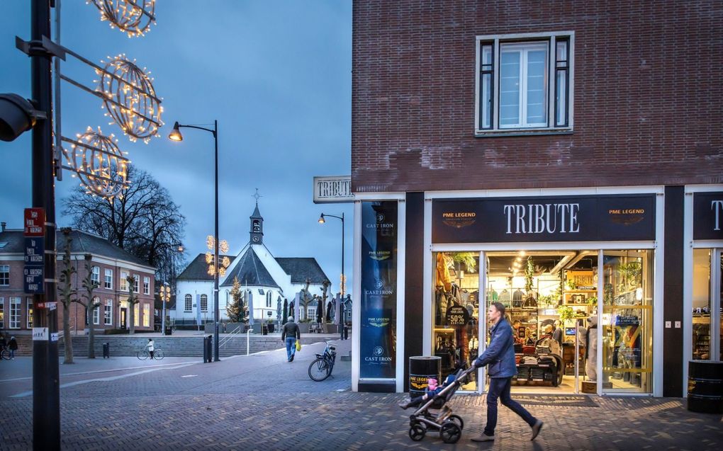 Straatbeeld Veenendaal met Oude Kerk op de achtergond. beeld RD, Henk Visscher