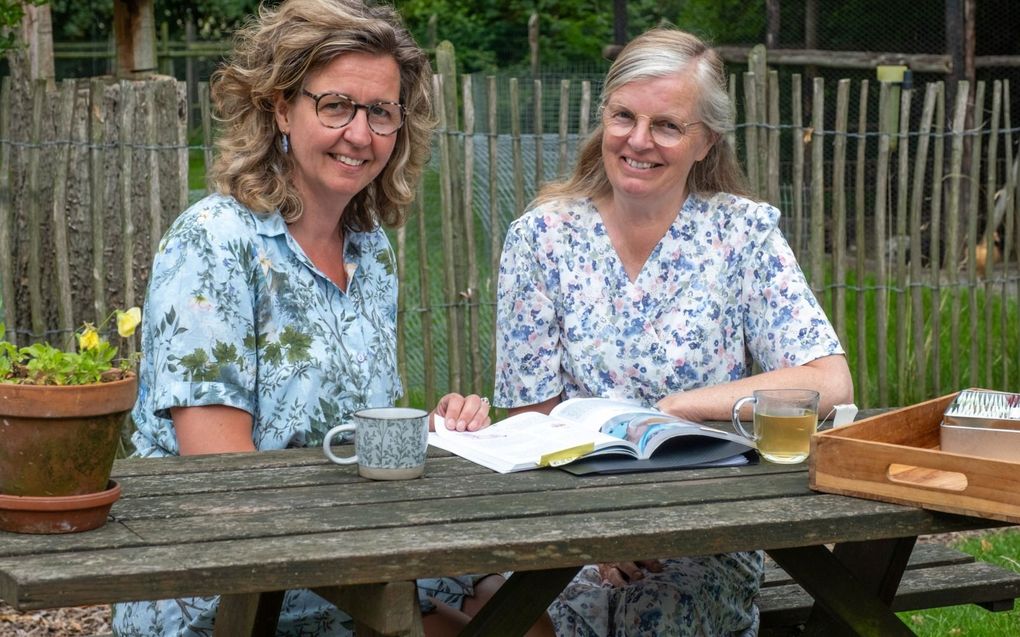 Anne Marie Sinke (l.) en Mieke de Muijnck leerden elkaar kennen op de opleiding helpende plus. beeld Dirk-Jan Gjeltema