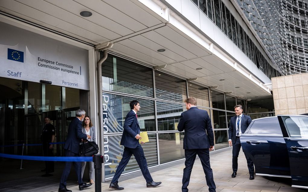 Minister Hoekstra dinsdag bij de Europese Commissie in Brussel. De meeste Nederlanders zouden Oekraïne graag bij de EU zien. beeld ANP, Rob Engelaar