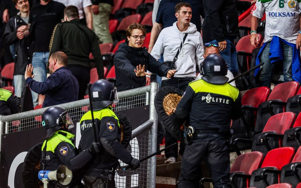 De politie spoort verdachten van misdrijven op met advertenties op Facebook en Instagram. De nieuwe methode is onder andere toegepast na de rellen van eind juli in het Grolschstadion in Enschede. beeld ANP, Vincent Jannink