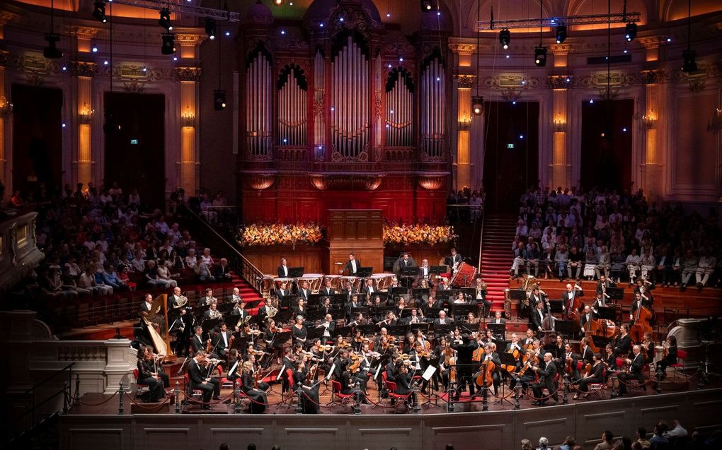 Dirigent Tarmo Peltokoski en violist Daniel Lozakovich met het Orchestre National du Capitole de Toulouse in het Concertgebouw. beeld Simon van Boxtel