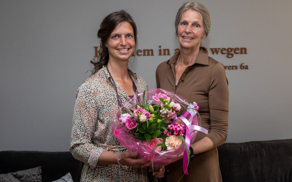 Ans den Hertog-van Herk (60) uit Moordrecht (r.) geeft dochter Elina van Blitterswijk-den Hertog (35) uit Berkenwoude een bos bloemen omdat ze veel in de weer is voor anderen. beeld Martin Droog