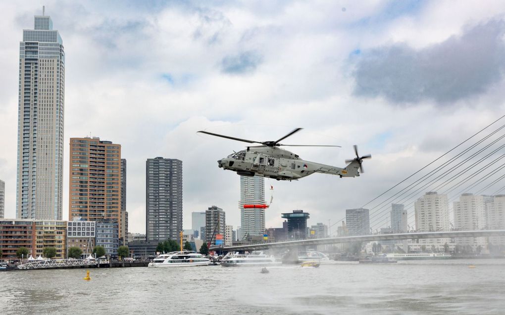 De marine demonstreert op de Nieuwe Maas hoe ze een onderzeeër te lijf gaat. beeld RD, Anton Dommerholt