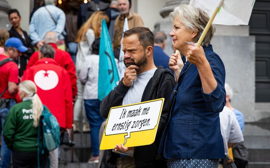 Bij het stadhuis in Dordrecht demonstreerden vrijdag zo’n honderd mensen. Ze riepen de provincie Zuid-Holland, die binnen een hoorzitting hield, op om de vergunning voor chemiebedrijf Chemours in te trekken. beeld ANP, Jeffrey Groeneweg