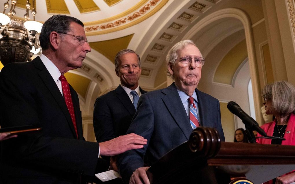 Senator Mitch McConnell (m.) „bevroor” enige tijd tijdens een persconferentie in Washington. beeld AFP, Drew Angerer