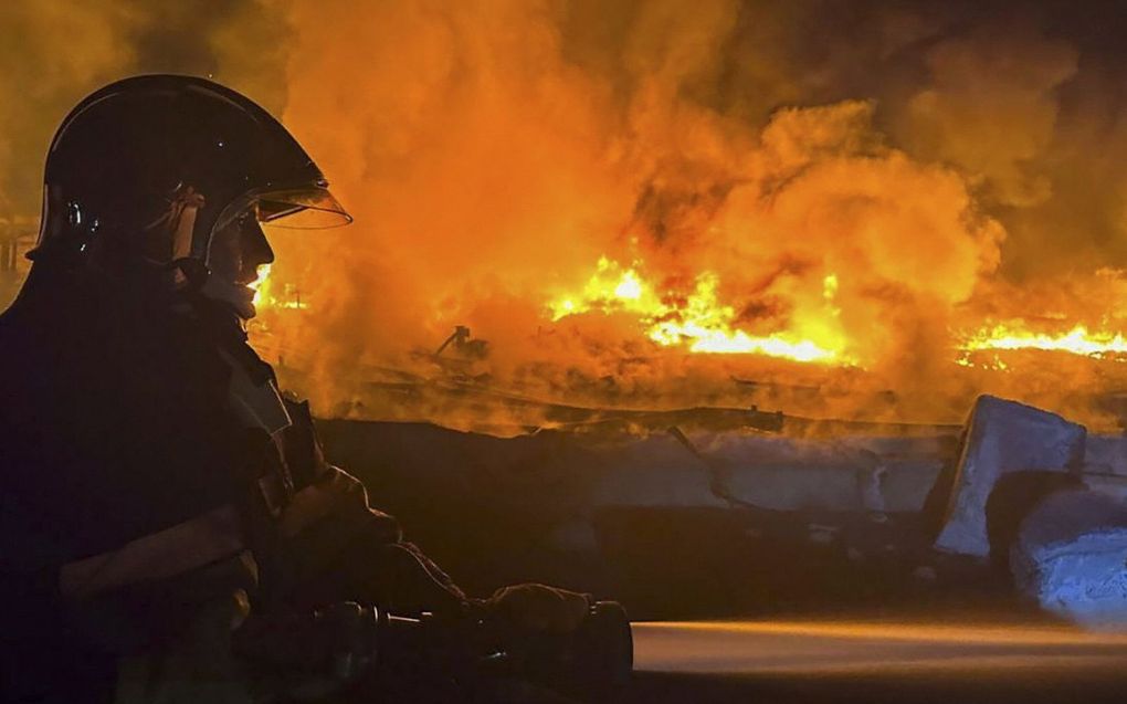 Brand na de Russische drone-aanvallen. beeld EPA/Emergency Service of Ukraine