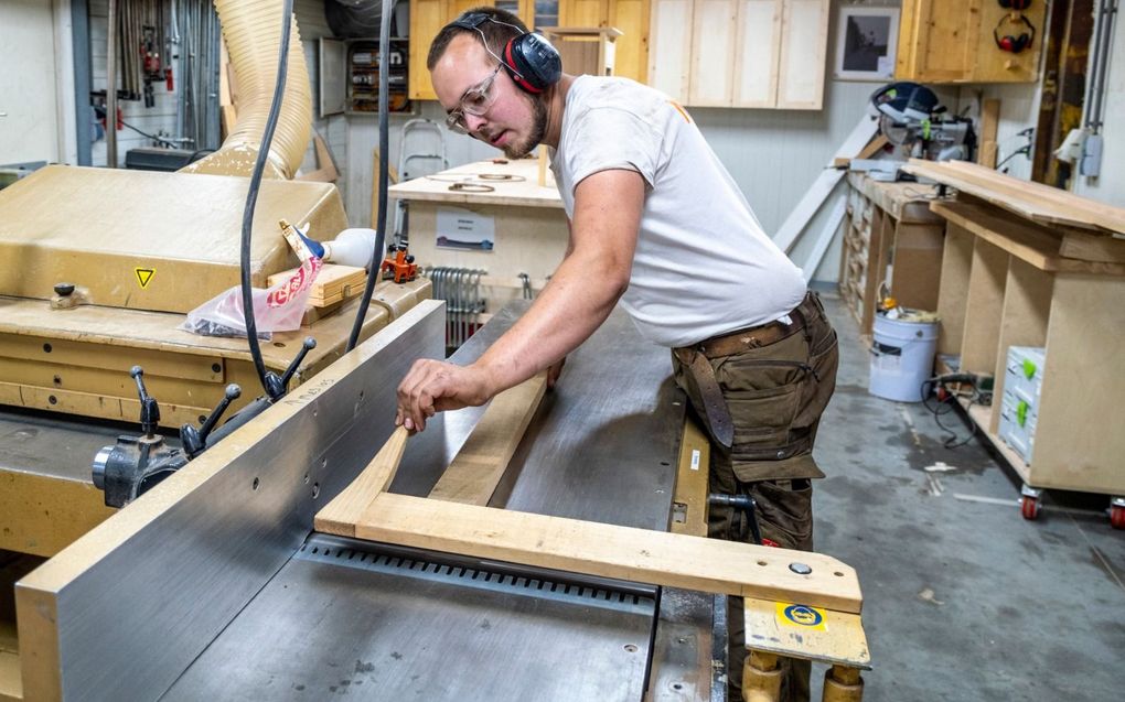 Al van jongs af aan klust Koen graag met hout.  beeld Dirk Jan Gjeltema