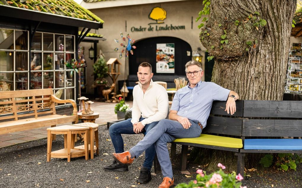 Vader en zoon Versteeg, beiden met de voornaam Jan, voor hun winkel. „Als iemand iets speciaals wil, kunnen wij dat eigenlijk altijd maken.” beeld André Dorst