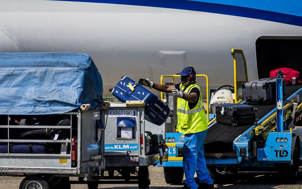 SCHIPHOL - Bagageafhandeling van KLM op de luchthaven van Schiphol. ANP REMKO DE WAAL