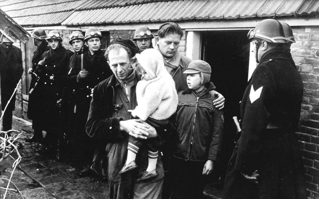 Een boerderij in Hollandscheveld wordt in 1963 ontruimd tijdens de ”Opstand er Braven”. beeld ANP