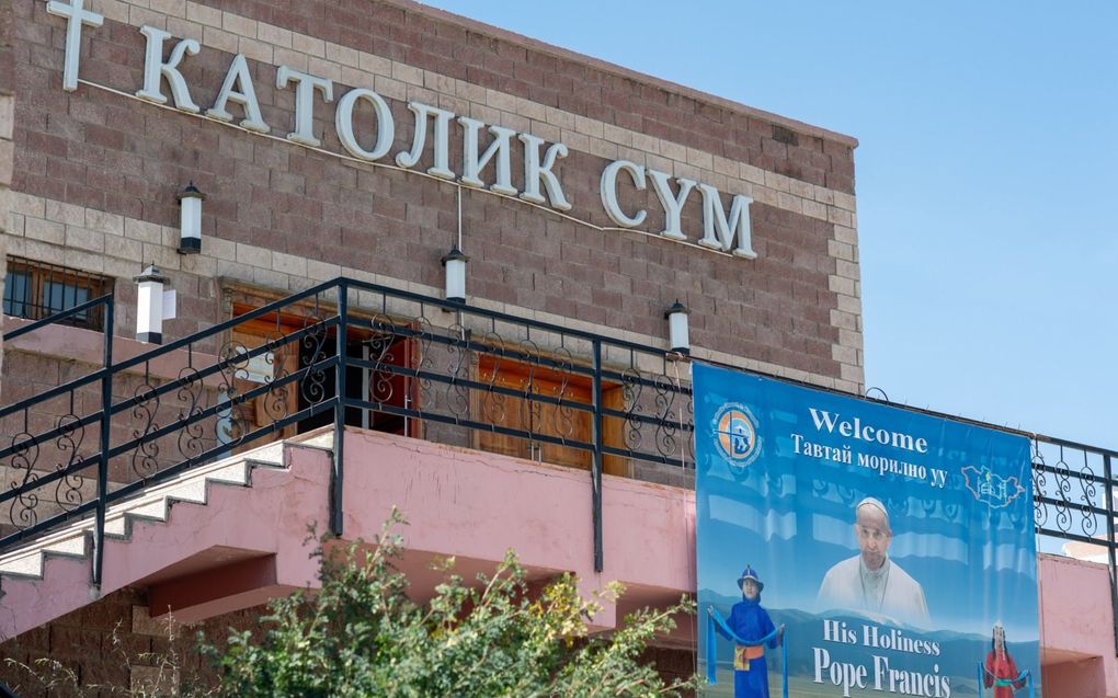 Een welkomstposter ter gelegenheid van het bezoek van de paus op een rooms-katholieke kerk in Mongolië, vorige week. In het land wonen slechts 1400 katholieken, maar het totaal aantal christenen bedraagt tienduizenden. beeld EPA, Byambasuren Byamba-Ochir