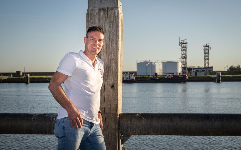 Andreas Grinwis startte begin 2023 met een nieuwe opleiding. Nu leidt hij de scheepvaart in de Rotterdamse havens in goede banen. beeld Wim van Vossen Fotografie