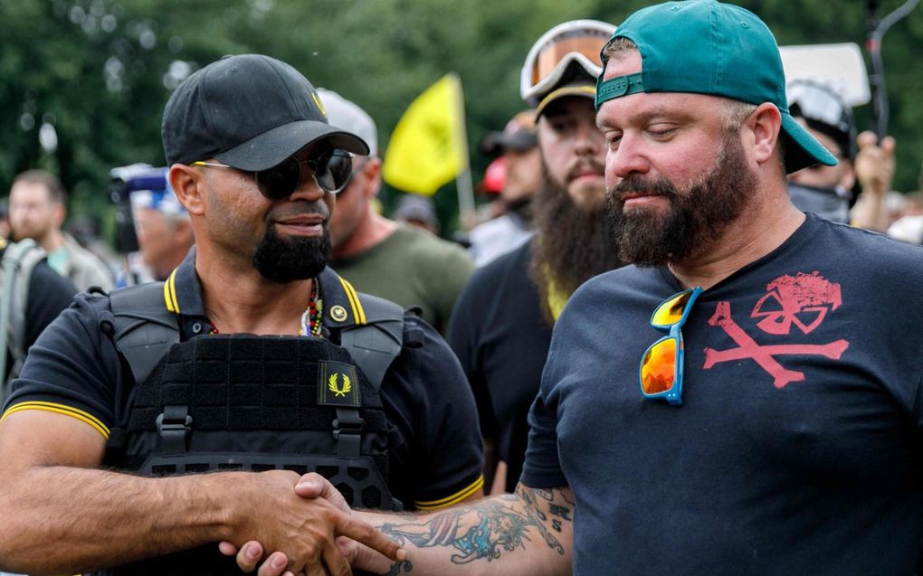 De leider van de Proud Boys, Enrique Tarrio (L) werd dinsdag veroordeeld tot 22 jaar cel vanwege zijn belangrijke rol bij de bestorming van het Capitool. beeld AFP, John Rudoff