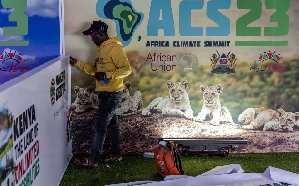 Een medewerker tijdens de Africa Climate Summit, de eerste klimaattop georganiseerd door Afrikaanse landen. beeld AFP, Luis Tato