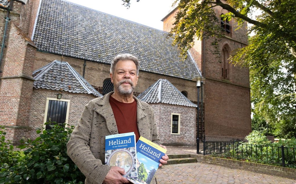 Vertaler Jan Nijen Twilhaar bij ‘D’n Aolden Grîezen’, de protestantse 
kerk in het centrum van zijn geboortedorp Hellendoorn. beeld RD, Anton Dommerholt